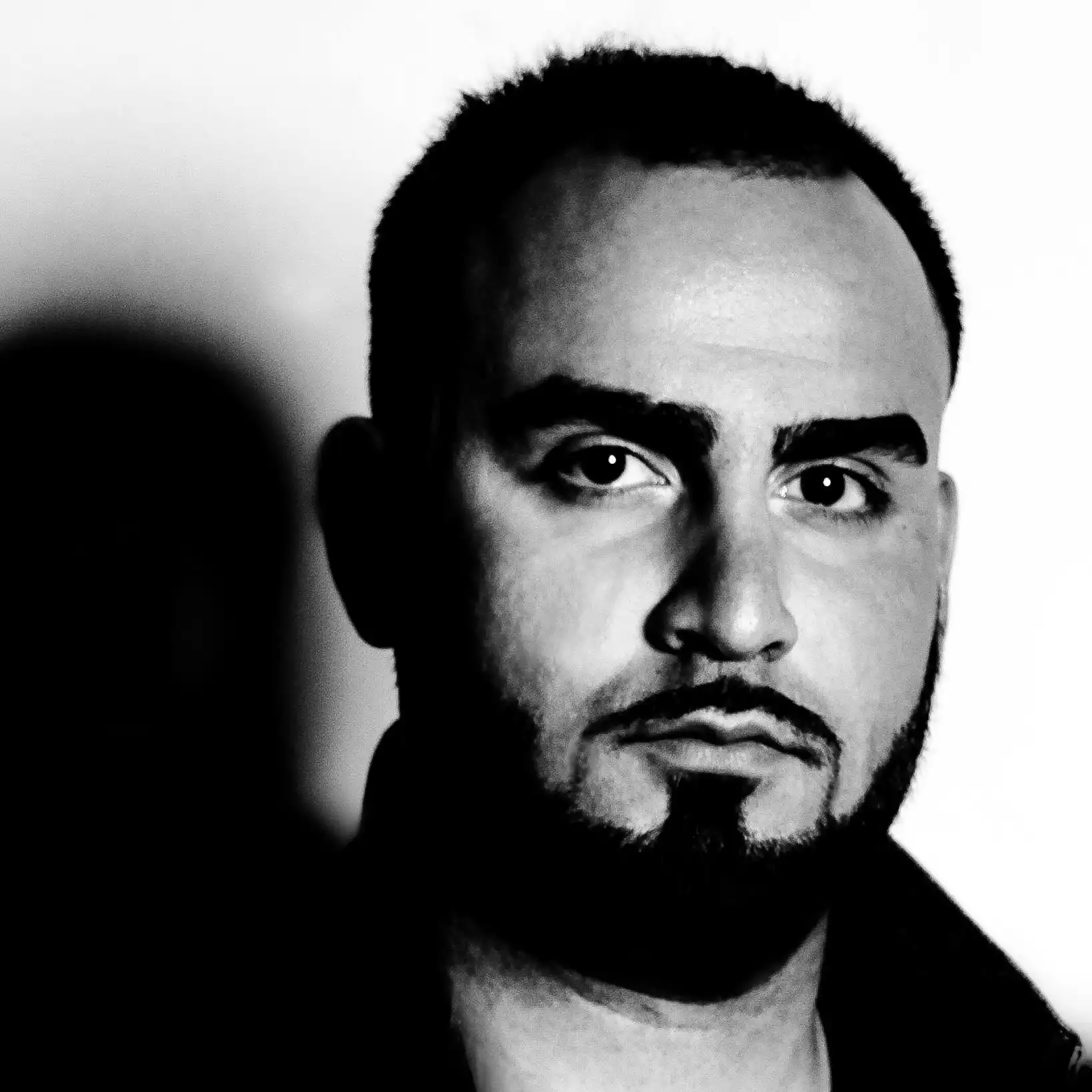 Retrato del director Nima Latifpour